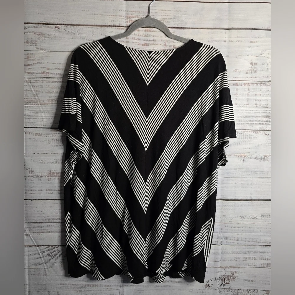 Dana Buchman Black and White Chevron V-Neck Top Women Size XL - Picture 3 of 4